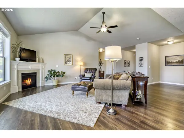 2141 THOMAS WAY, Hubbard, OR 97032