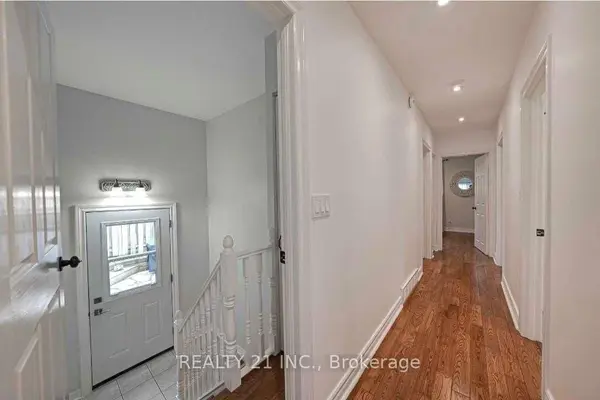 812 Sanok DR, Pickering, ON L1W 2P9