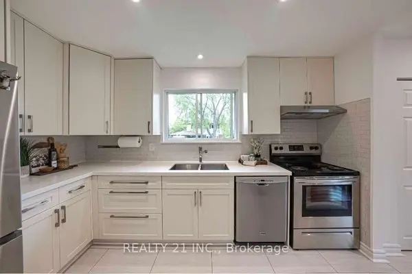 812 Sanok DR, Pickering, ON L1W 2P9