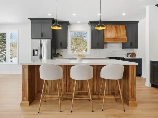 11 Clarkes LN, Huntsville, ON P0B 1M0