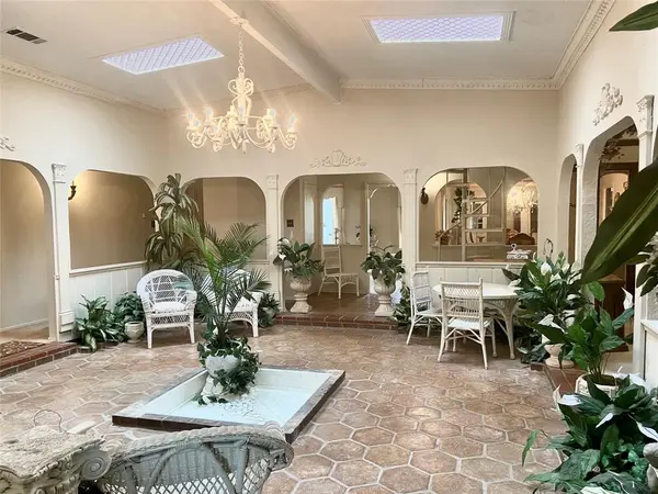 909 Overhill Drive, Bedford, TX 76022