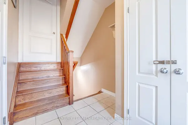 18 Palacebeach TRL, Hamilton, ON L8E 5C3