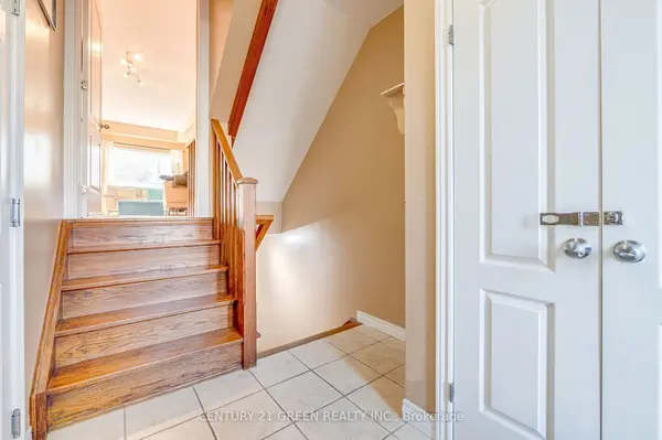 18 Palacebeach TRL, Hamilton, ON L8E 5C3