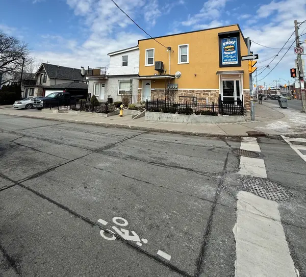 2A Auburn AVE, Toronto W03, ON M6H 2L7