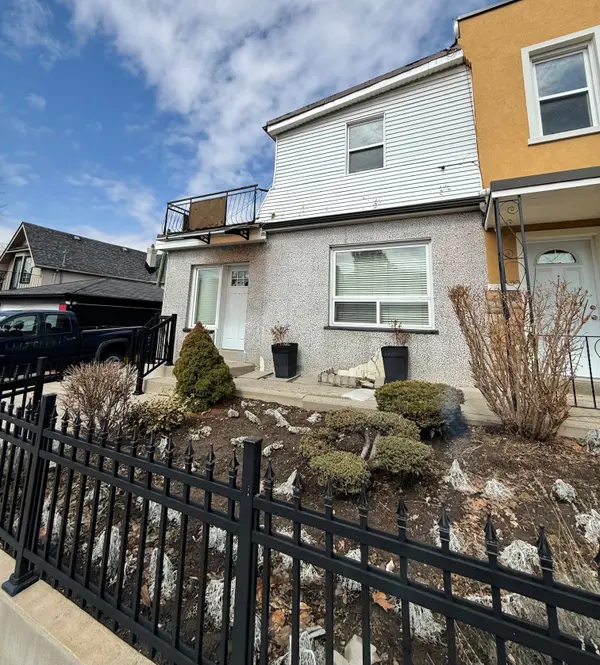 2A Auburn AVE, Toronto W03, ON M6H 2L7