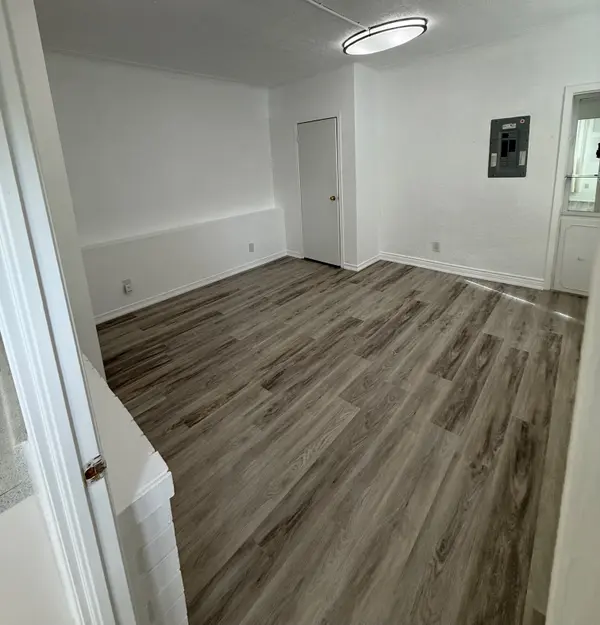 2A Auburn AVE, Toronto W03, ON M6H 2L7