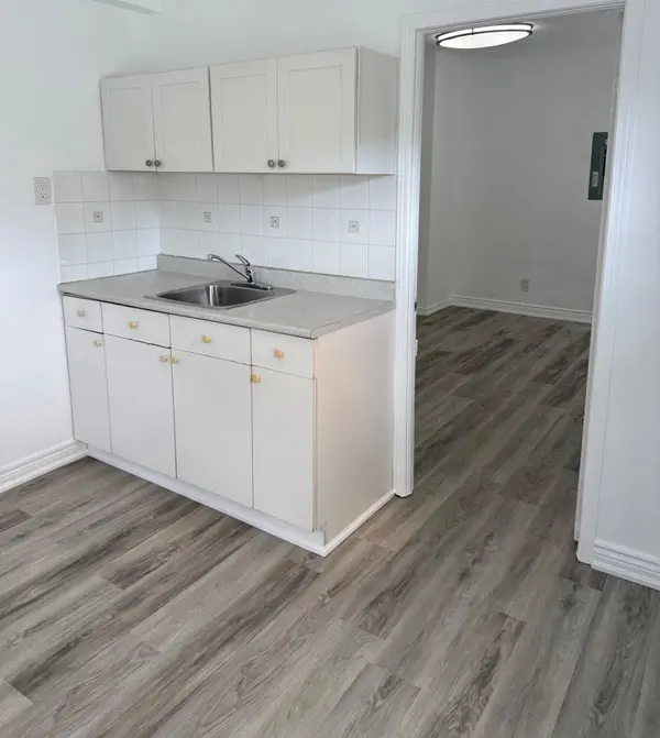 2A Auburn AVE, Toronto W03, ON M6H 2L7