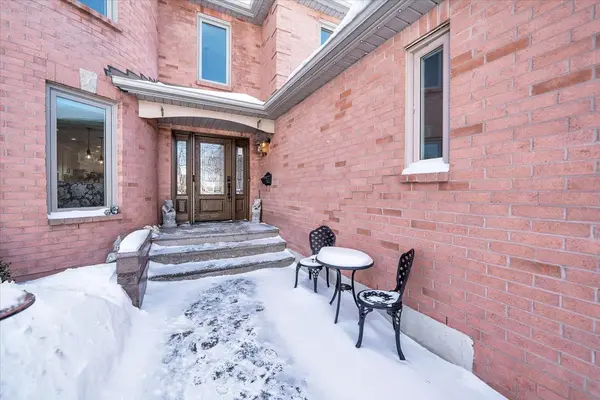 33 Willcocks CRES, Ajax, ON L1T 3L9