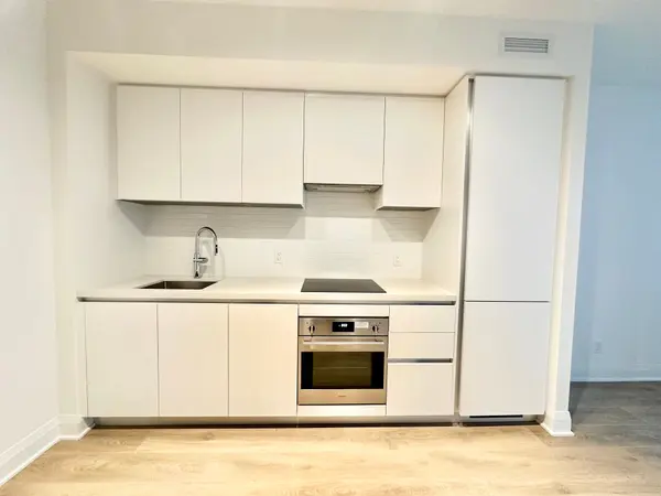 2 Erskine RD #415, Mississauga, ON L5B 0S1