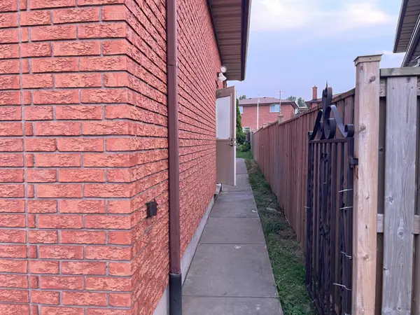 353 Darlington CT #Lower & Main, Hamilton, ON L9C 6Z2