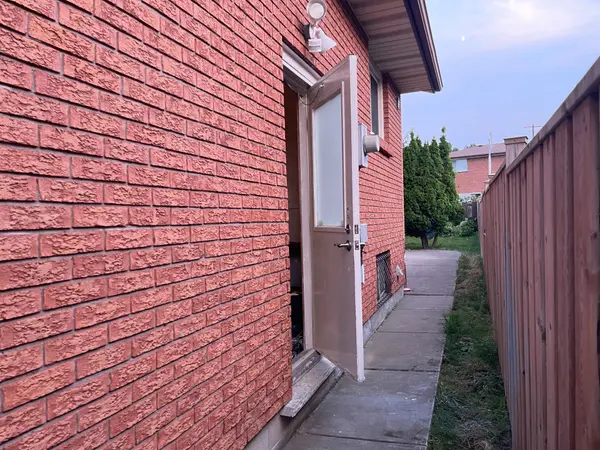 353 Darlington CT #Lower & Main, Hamilton, ON L9C 6Z2