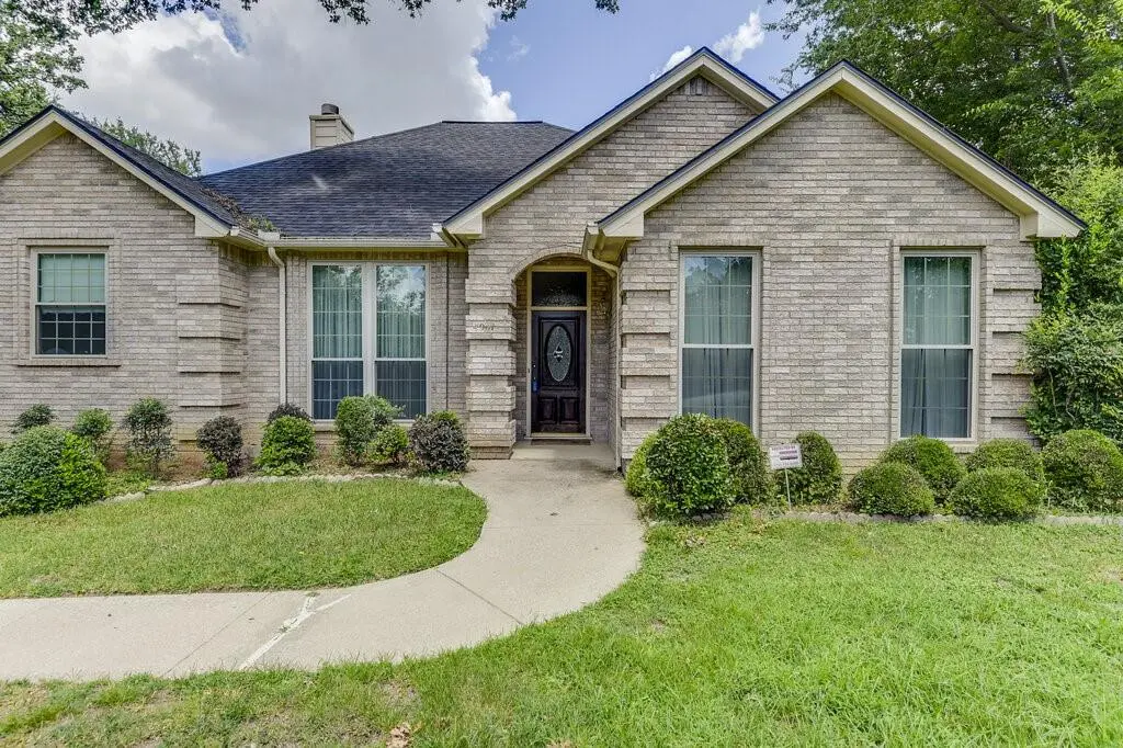 4901 Hidden Oaks Lane, Arlington, TX 76017