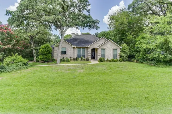 4901 Hidden Oaks Lane, Arlington, TX 76017