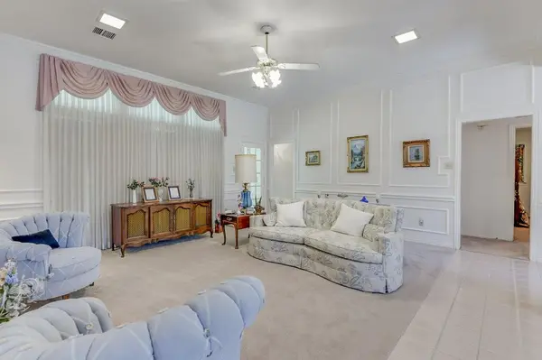 4901 Hidden Oaks Lane, Arlington, TX 76017