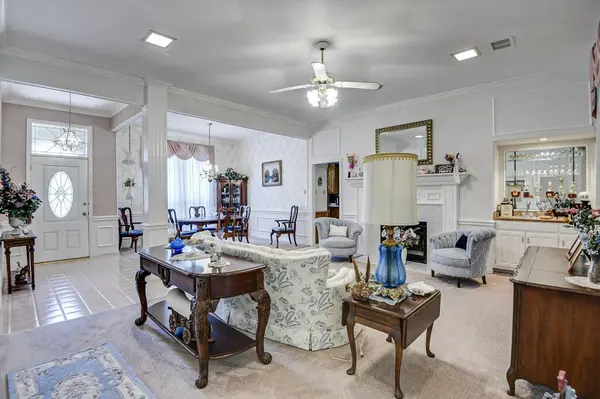 4901 Hidden Oaks Lane, Arlington, TX 76017