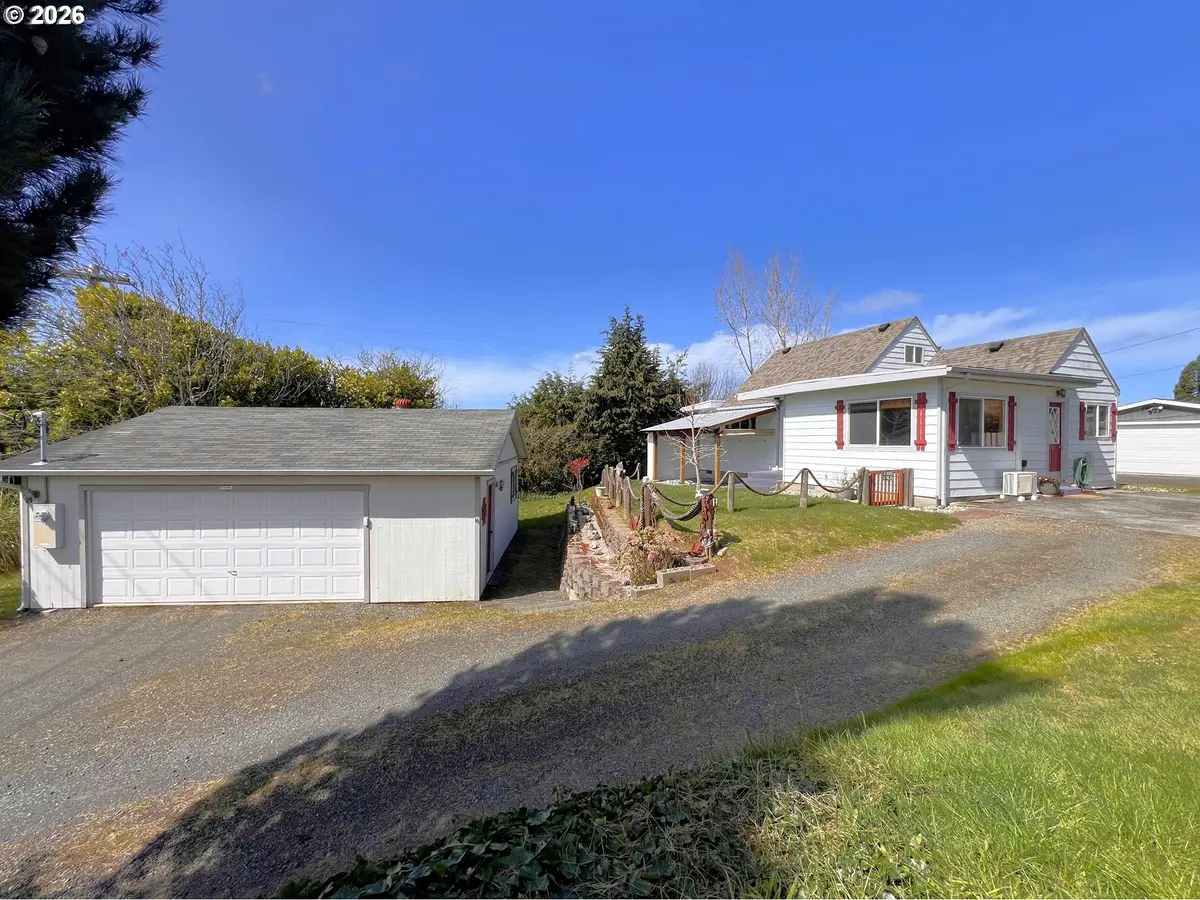 1092 LEWIS ST, North Bend, OR 97459