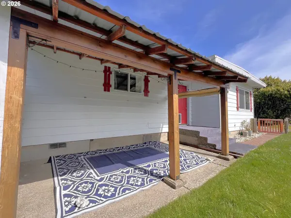 1092 LEWIS ST, North Bend, OR 97459