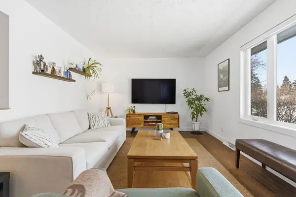 2428 38 ST SW, Calgary, AB T3E 3E5