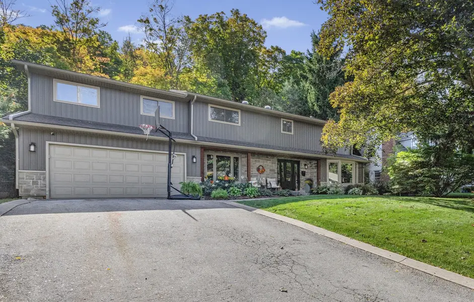 94 Dorchester DR, Grimsby, ON L3M 1A8