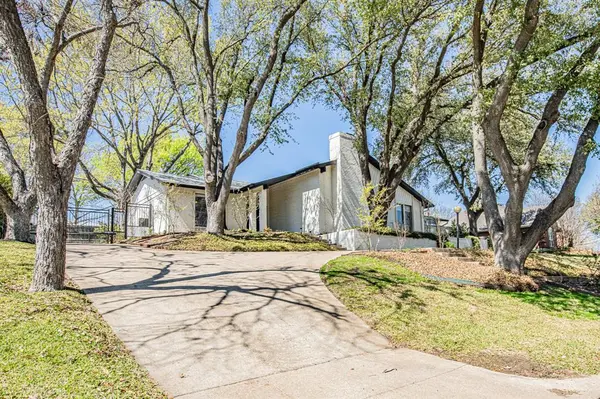 18 Crosslands Road, Benbrook, TX 76132