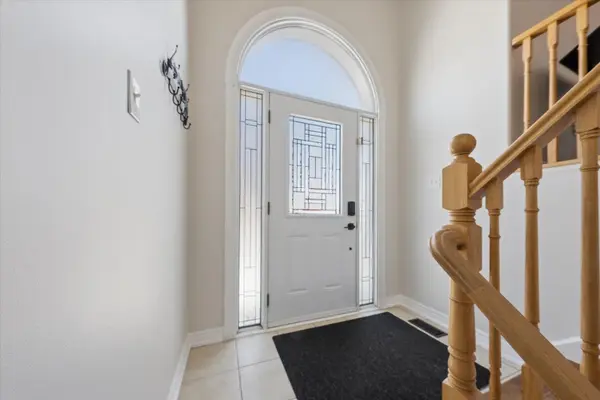 4 Smith ST, Bradford West Gwillimbury, ON L3Z 3C9