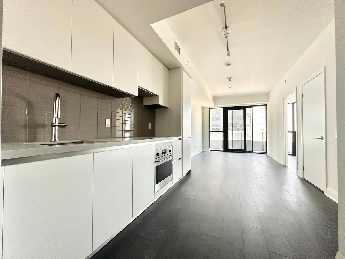 2 Erskine RD #2509, Mississauga, ON L5B 0S1