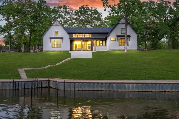 108 Deerhurst Lane, Mabank, TX 75156