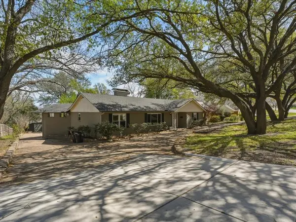 3863 Clayton Road E, Fort Worth, TX 76116