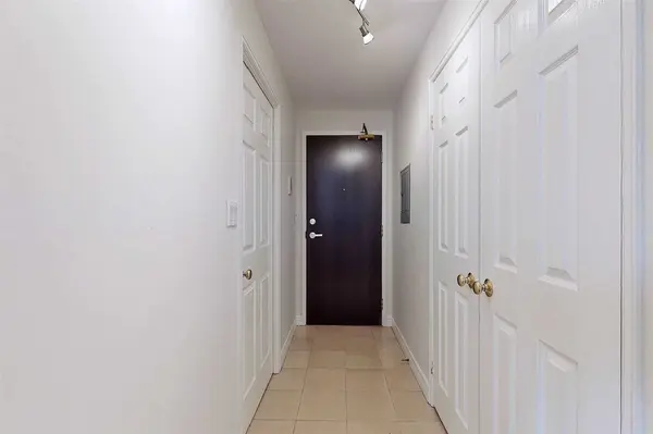 55 Bloor ST E #807, Toronto C08, ON M4W 3W6