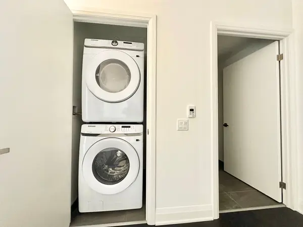 2 Erskine RD #2509, Mississauga, ON L5B 0S1