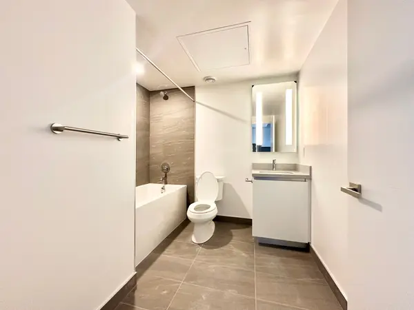 2 Erskine RD #2509, Mississauga, ON L5B 0S1