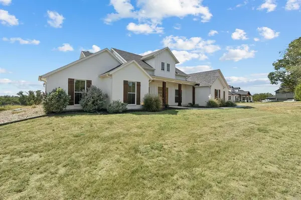 1208 Eagles Bluff Drive, Weatherford, TX 76087