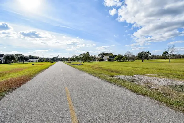 702 Comanche Trail Drive, Brazoria, TX 77583