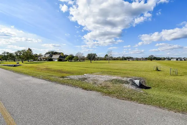 702 Comanche Trail Drive, Brazoria, TX 77583