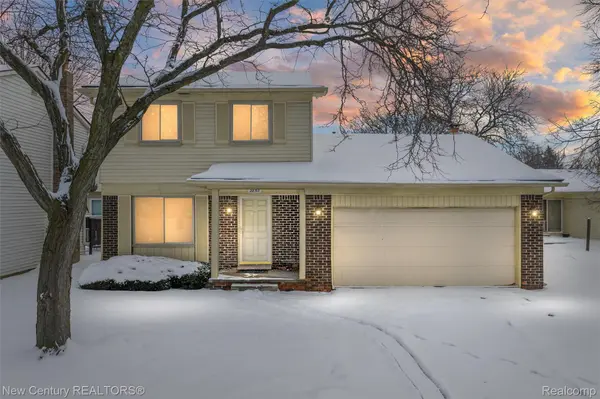 2850 Roundtree DR, Troy, MI 48083