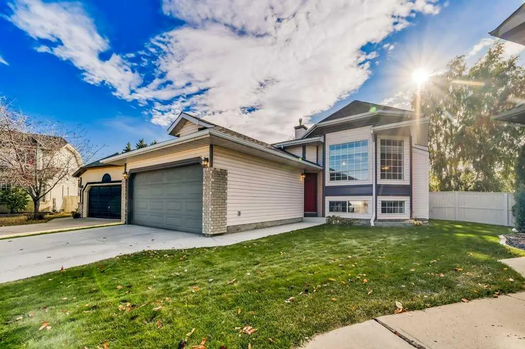 222 Diamond CT SE, Calgary, AB T2C7C7
