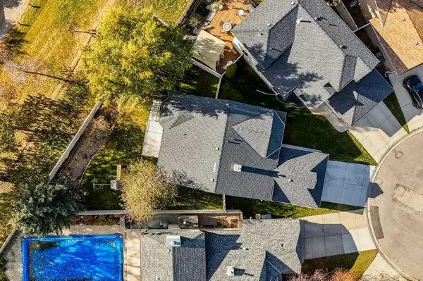 222 Diamond CT SE, Calgary, AB T2C7C7