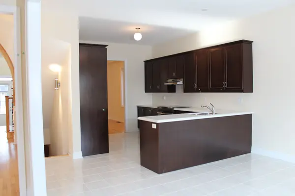 207 Gardiner DR, Bradford West Gwillimbury, ON L3Z 0J5