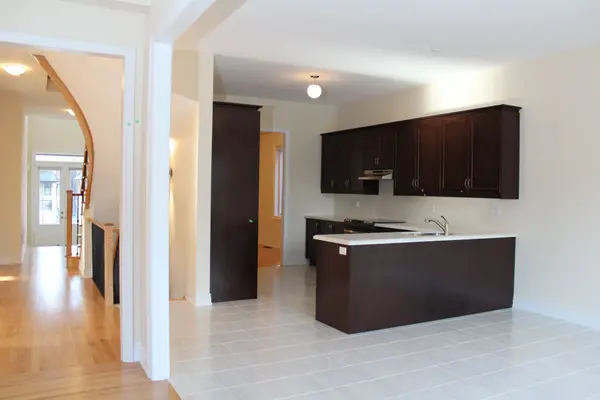 207 Gardiner DR, Bradford West Gwillimbury, ON L3Z 0J5