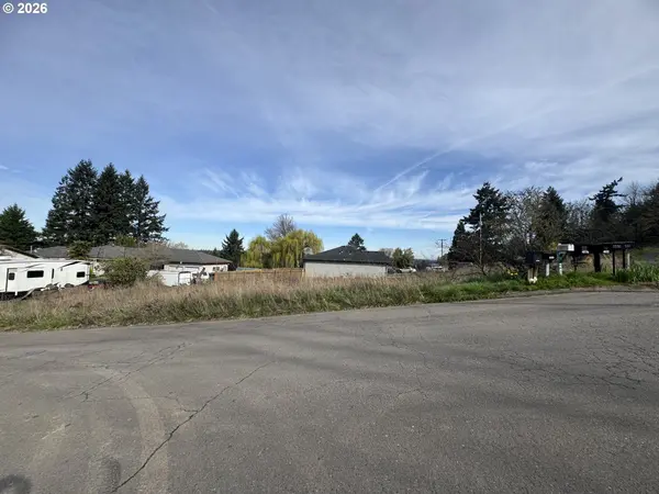 SE NWC SCHILLER  SE 140 AVE, Portland, OR 97236