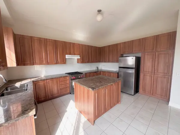 8 Crane ST, Aurora, ON L4G 1C9