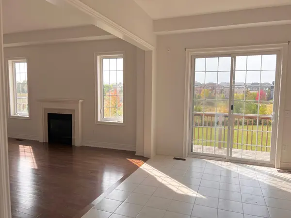 8 Crane ST, Aurora, ON L4G 1C9