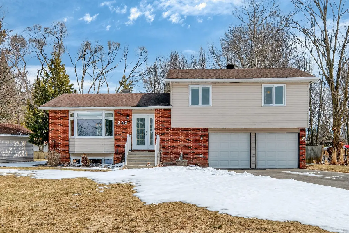 203 Stanley CRES, Russell, ON K4R 1E5