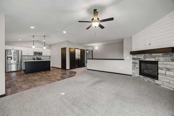 4422 Calder Dr, Marion, IA 52302