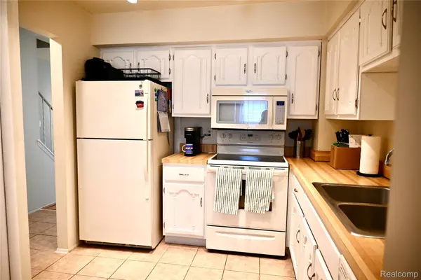 16285 Raleigh Square DR, Southgate, MI 48195