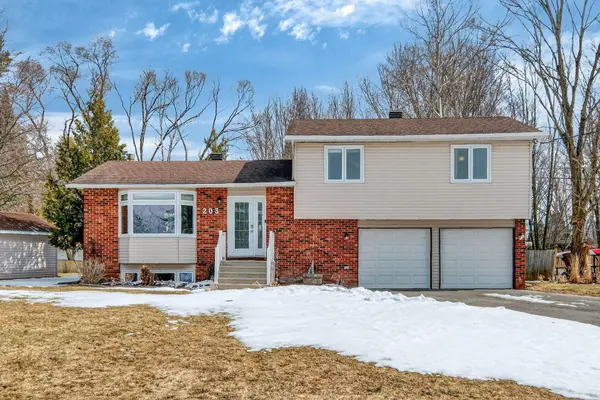 203 Stanley CRES, Russell, ON K4R 1E5