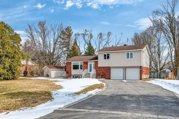 203 Stanley CRES, Russell, ON K4R 1E5