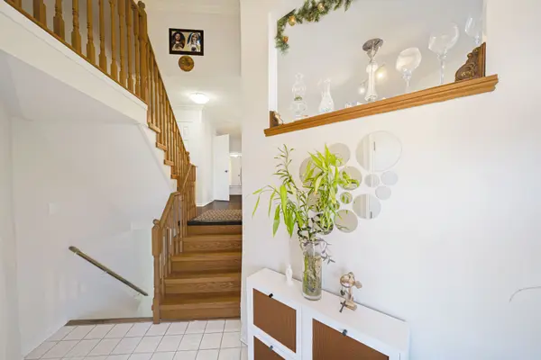 27 Suncrest DR, Brampton, ON L6X 4L5