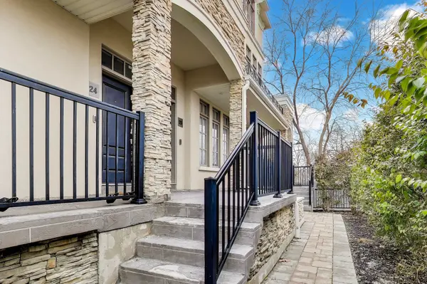 3083 Cawthra RD #24, Mississauga, ON L4Y 3Y5