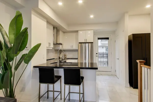 3083 Cawthra RD #24, Mississauga, ON L4Y 3Y5